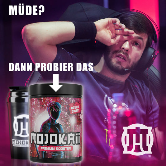 Gamer, der müde ist. Text: Müde? Dann probier das -> Mojokaii Premium Booster